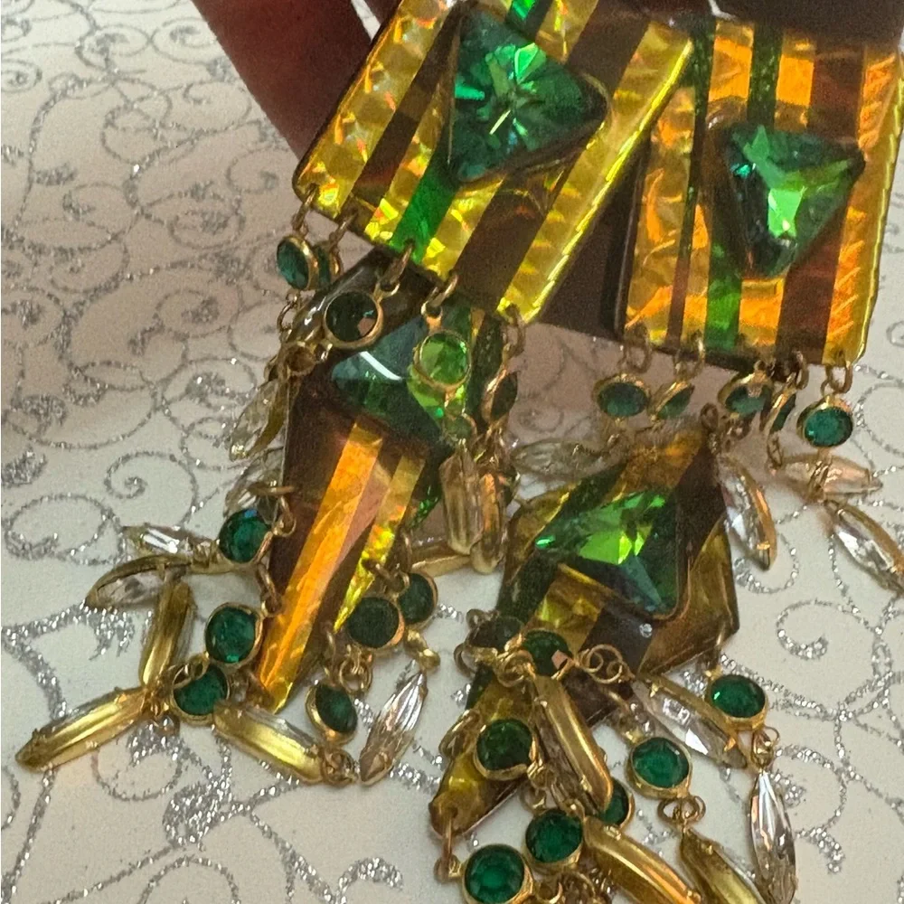 Vintage Beth Brennen Amazing 2 in 1 Green and Gold Loaded Earing New 51/2”long
S - Picture 9 of 16